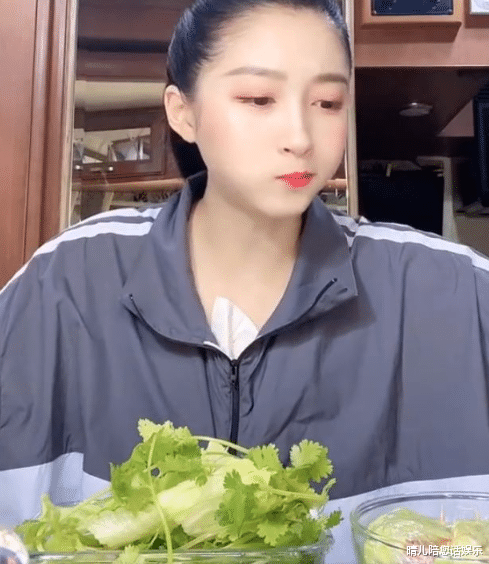 关晓彤@关晓彤的三明治火了，别人都用面包片，看到她的：鹿晗不心疼吗？