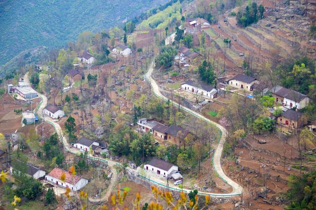 「大围山」行走秦岭熊家沟：这地方咋住呀？出门就是坡，饮水、购物咋解决？