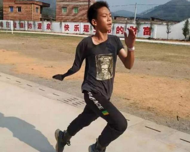 【篮球】独臂篮球少年火了！库里寻人后又收大礼 塔克：你脚多大，我给你寄鞋