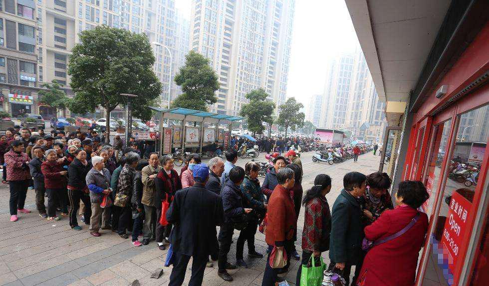 银监会|大量老人去银行排队“集中取款”，连利息也不要了？银监会这样说