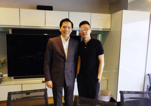 向太|向太喜抱孙女首现身！61岁穿T恤太少女，向华强一身西装超帅气