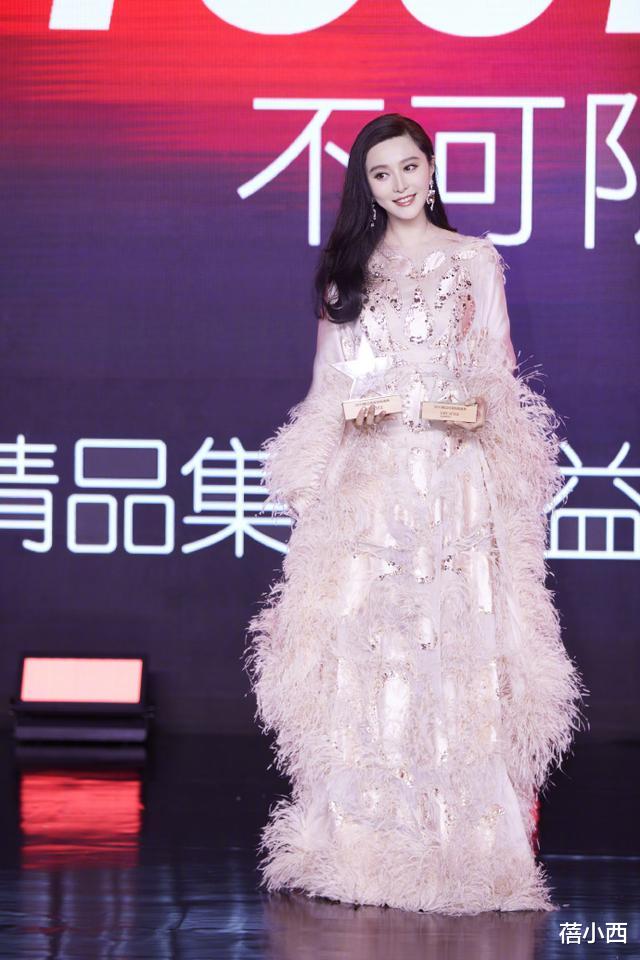 穿衣搭配：范冰冰剪了齐刘海连气质都升华了，穿黑色上衣配半身裙，嫩回19岁