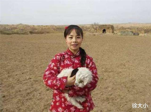 王二妮|她是国家一级演员，因买不起房回农村种田，如今放牛种田成日常