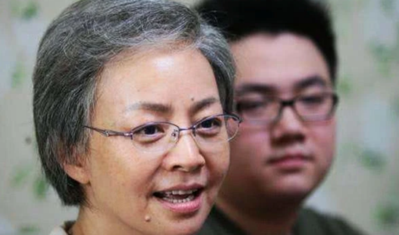 春晚@同是春晚“扛把子”，宋丹丹优雅老去，而她偏偏不服老，整容上瘾