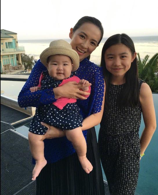 |章子怡两亿豪宅遭曝光，装修奢华有三层，自带泳池后花园大到空旷