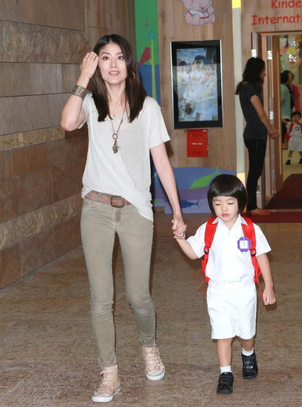 陈慧琳|身家百亿的天后，却骗了孩子10年家里没钱，网友：真的太会玩了