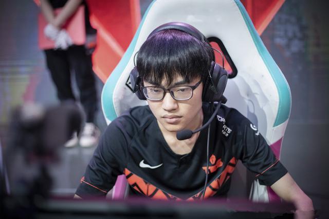 knight▲K皇有没有“绿”了临界?RW游荡晒Knight聊天记录,真相一目了然