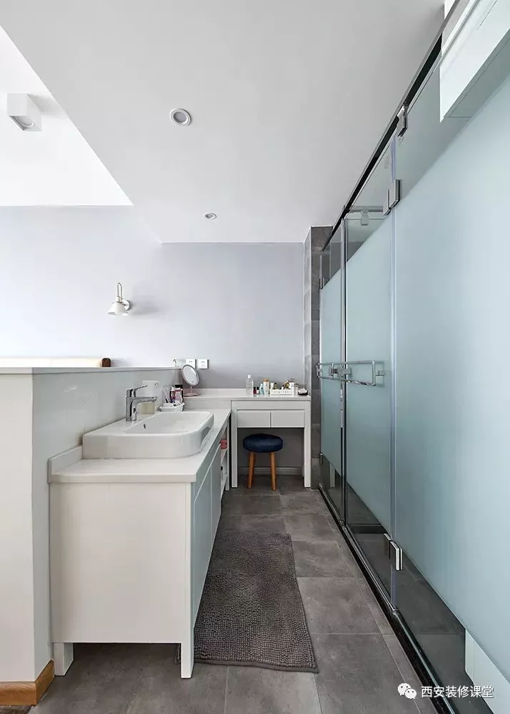 |150㎡三口之间，开放厨房和玻璃书房，大白墙也能有文艺范