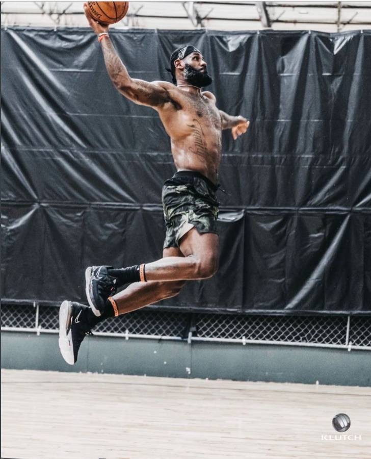 『秦昊』不戴口罩！詹姆斯和本西一同现身野球场，老汉胡子白了仍秀战斧劈扣！