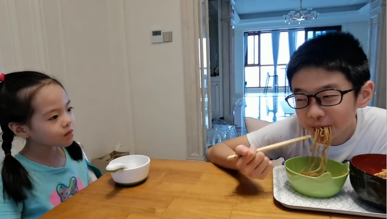 ：杨威晒儿女日常，杨阳洋似钓鱼喂俩妹妹吃饭，妹妹们抢着吃超可爱