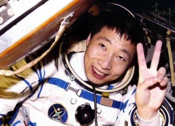 杨利伟|航天英雄杨利伟：濒死26秒返航的背后，是女儿的离世和妻子离职