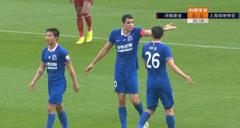 吉奥瓦尼·莫雷诺|申花内讧！莫雷诺不满秦升态度，甩手指责抱怨，被队友赶紧拉走