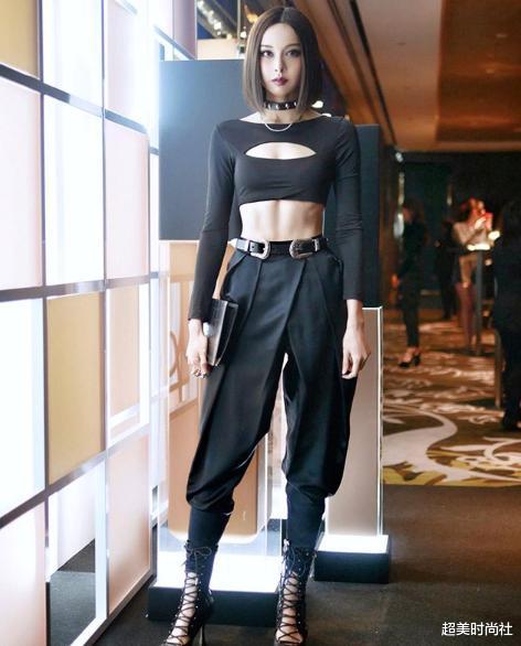 相机|31岁钢琴女神爆火！背对相机弹琴露细腰，穿心机背心大秀身材曲线