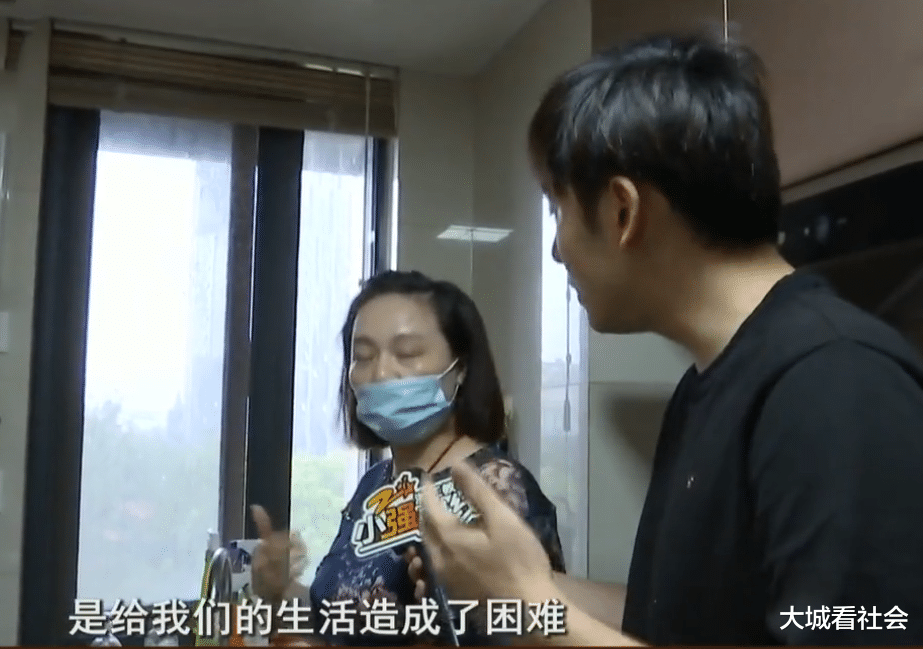 大城看社会|3楼举报5楼违建包设备间，自家过道玻璃却被拆，5楼：那也是违建