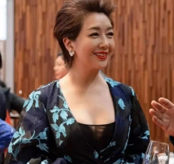 江珊|靳东为什么不娶同居了五年的江珊，而选择了李佳 ，这个二婚的女人