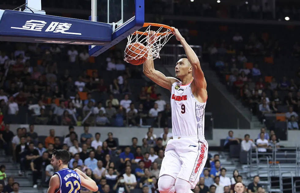 易建联|CBA正式官宣!易建联再获两项大奖!瞧瞧他干的好事!