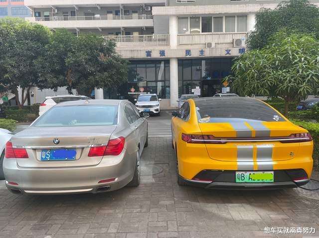 宝马740|30万的BYD汉遇到宝马740，饭局上两人相邻而坐，默契拿出钥匙
