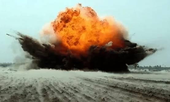 [钻地弹]美钻地弹打穿60米土层，什么武器能防御？中国超强水泥直接弹飞