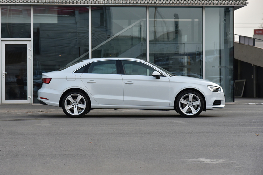 奥迪A3|跌至“亲民价”豪车！比思域还高级，30天卖9687辆，仅售14.5万