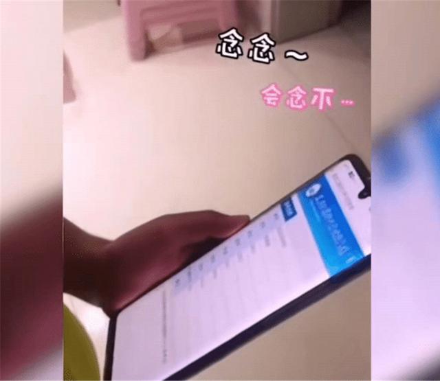 |爸爸让弟弟帮忙念哥哥高考成绩,当听到“51分”,哥哥坐不住了