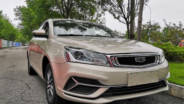 「吉利帝豪」它才是年轻人家轿,5月份再卖23230辆,油耗5.8L,仅卡罗拉一半价