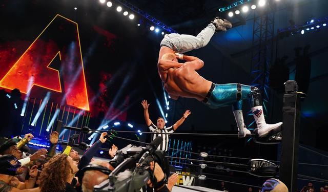 布洛克·莱斯纳|WWE大布新照曝光，胡须一大把，心情不错！本周NXT与AEW收视对比