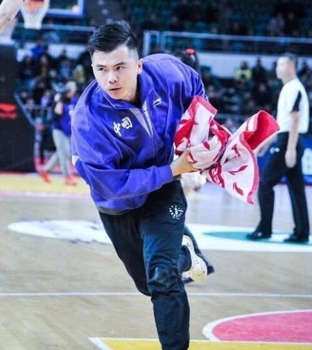 :从被嘲笑到年薪20万!CBA擦地哥成功逆袭,曾被家人认为没出息