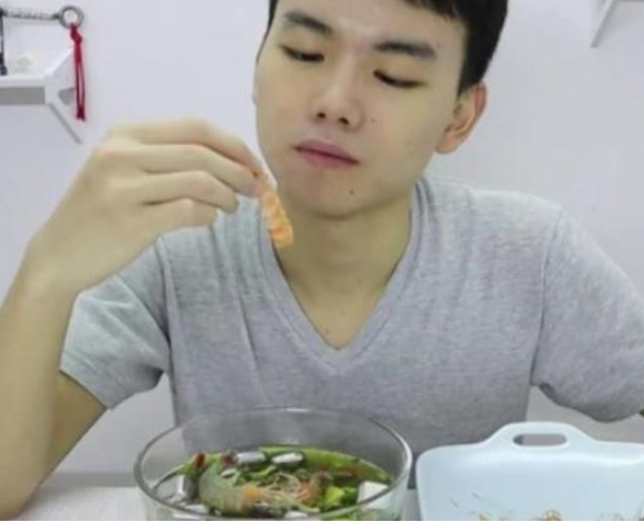 醉虾▲网红美食男主播，用96度白酒做“醉虾”，刚倒入白酒就发生变化，网友：作死
