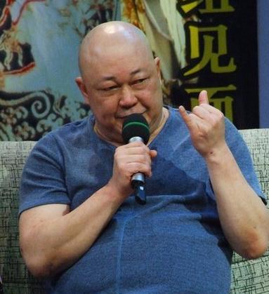 「金超群」“包青天”金超群，为演戏花光家产一生无子，遗言不准妻子改嫁