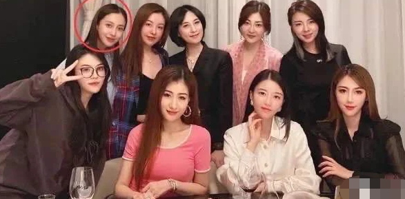 关颖|真正的名媛是她,拍照从不站C位,还说\名媛\像是在骂人