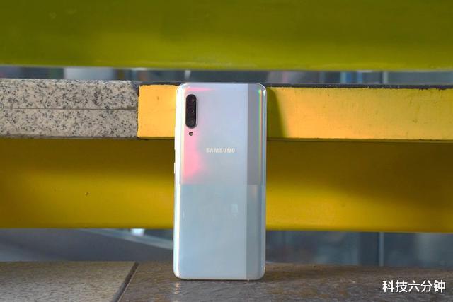 华米|三星扛不住了，三星A90 5G一夜跌至“红米价”，128GB+4500mAh
