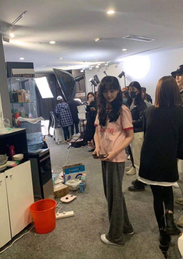 【郑爽】网红滤镜太可怕？郑爽进入薇娅直播间，看到侧颜后：被天使吻过的脸