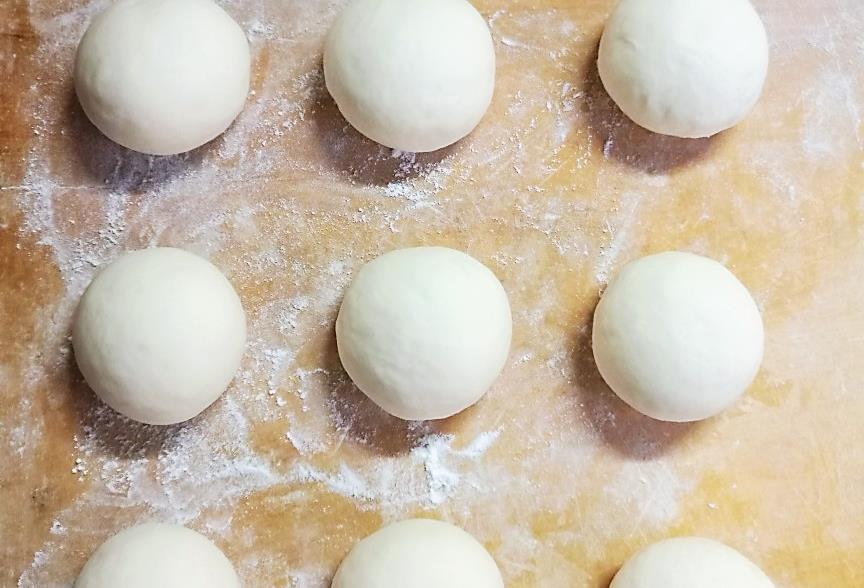 「馒头」二姨在家蒸馒头,不用清水和牛奶和面,蒸出来的馒头却香甜松软