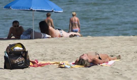 法國女子大膽脫衣享受沙灘日光浴，警方粗暴處理引發公眾抗議-圖2