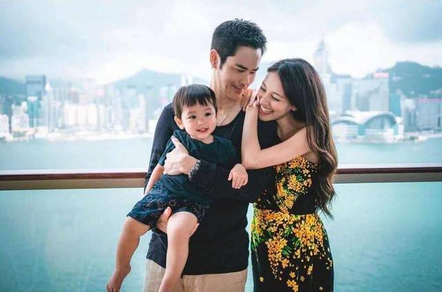 刘郡格▲郑嘉颖娇妻晒二胎怀孕照!一袭肉色孕妇装超美艳,身材四肢好纤细