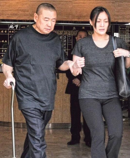 刘銮雄|刘銮雄女儿近况:一个大龄剩女,一个资产数十亿,一个山上捡垃圾