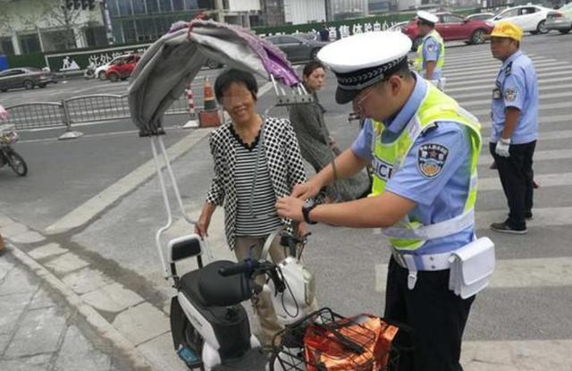电动车：禁摩又“限电”，百姓代步车被严查，交警提醒：一次性扣12分