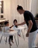 「C罗」父爱如山!C罗开饭前教3宝宝用洗手液,马特奥娜娜捧场王,伊娃嫌脏