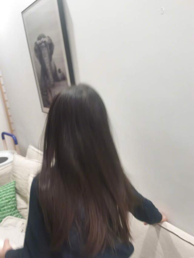 张梓琳|张梓琳晒女儿玩雪照，4岁半Evelyn长发及腰，身高优越