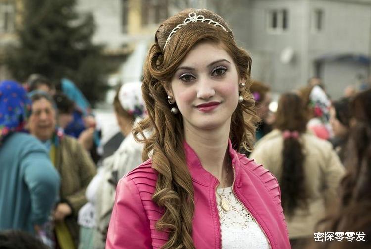 『保加利亚』保加利亚新娘市场的美女明价标码，价格不贵，客人还能“验货”