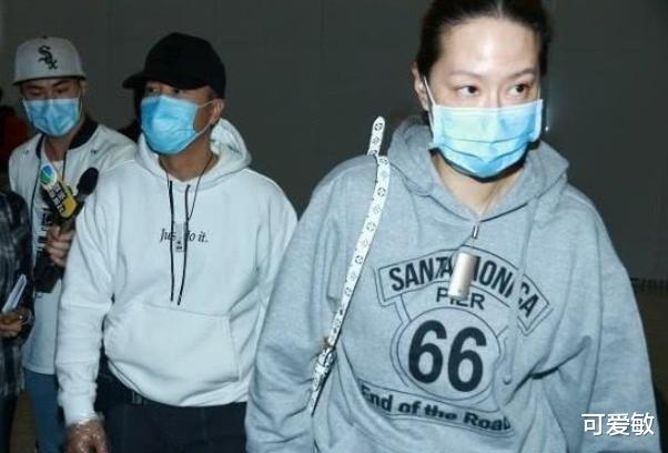 『甄子丹』甄子丹的全家紧急回国避难，表情严肃，全副武装太太超谨慎