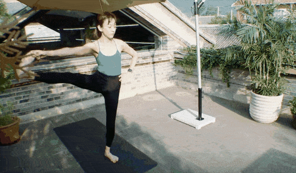 陈意涵|陈意涵带老公儿子逛公园，素面朝天明星光环全消失，1岁半儿子已学会走路