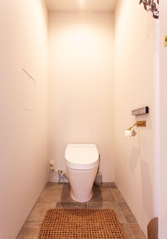 『』晒晒这对日本夫妻的家，4层隔板挂墙当鞋架，摆100双鞋绰绰有余！