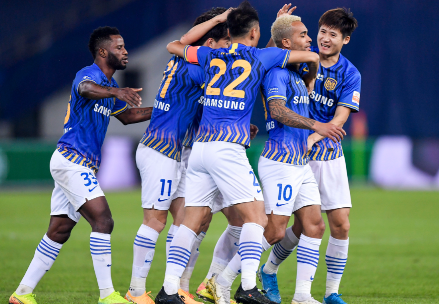 江苏苏宁|中超最新红黄牌，4人停赛苏宁核心在列，34人身背3黄有停赛风险