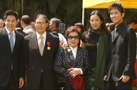 霍启刚|霍老太设灵，朱玲玲与儿子牵手送别前婆婆，霍启刚仨孩子提前离开一脸好奇