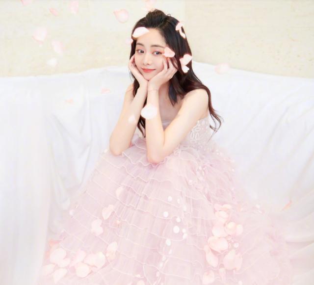 张天爱|谭松韵资源太虐：金鹰礼服竟是3年前的！却比金鹰女神宋茜还好看