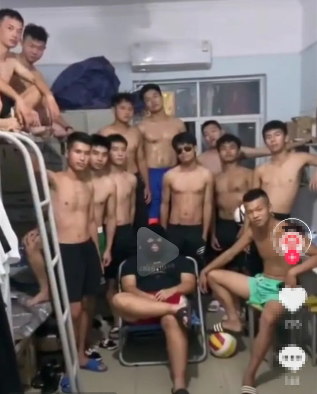 宿舍|封闭校园下的体育生宿舍健身日常，网友：惭愧的我在床上翻了个身