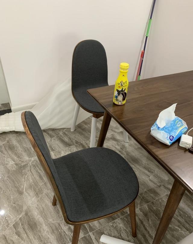 |新房装修家具刚搞好，地面瓷砖很上档次，电视墙插座是最大的败笔