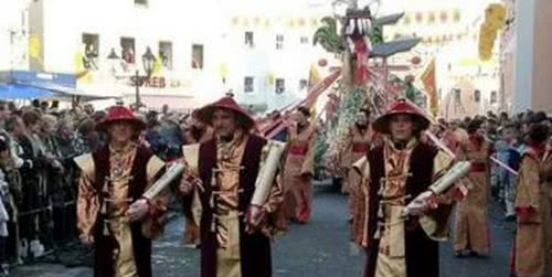 @清亡了108年,此国公然“复活”大清,穿清朝长袍,称:我是中国人