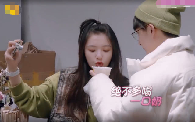 #林允#张新成喝林允的奶茶，不用吸管，谁注意他咋喝的？不仅绅士还环保